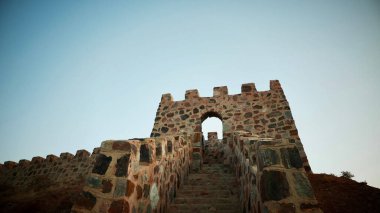Çin Seddi 'ndeki merdivenlerin alçak açılı görüntüsü.