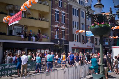 Hollanda 'nın güneşli bir gününde Venlo sokaklarında bir maraton