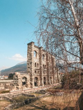 Güneşli bir günde antik bir binanın dikey görüntüsü.