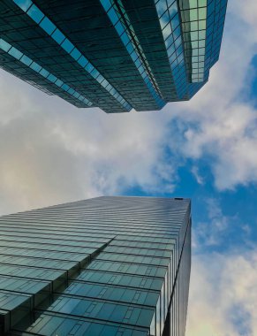 Toronto, Kanada 'da mavi gökyüzüne karşı güzel gökdelenlerin dikey alçak açılı görüntüsü.