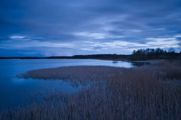 Вид Вечернее Озеро Отражением Серыми Облаками — стоковое фото