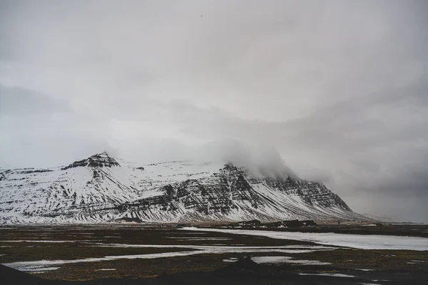 Ett Gäng Flytande Moln Över Snöiga Berg Island — Stockfoto