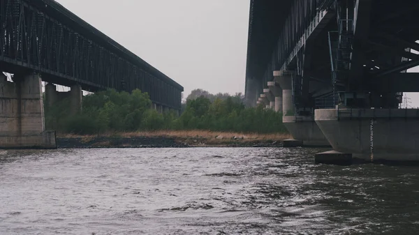 สะพานดาน บเก าจากด านล างในว ฝนตก — ภาพถ่ายสต็อก