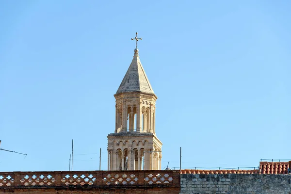 Tiro Vertical Torre Sineira Catedral São Domnio Dentro Palácio Diocleciano — Fotografia de Stock