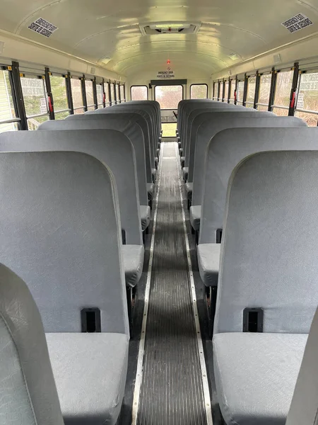 Κάθετη Φωτογραφία Εσωτερικού Σχολικού Λεωφορείου Γκρι Καθίσματα — Φωτογραφία Αρχείου
