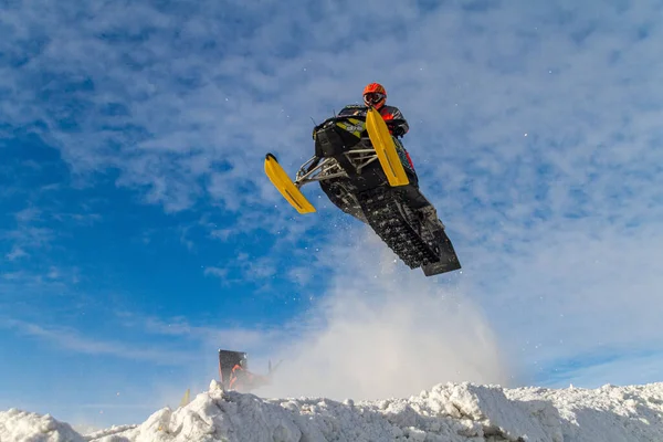 Snowmobiler Jumping High Track Snowmobile Sportsman Overcast Day Winter Competition — Stock Photo, Image