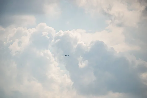 Low Angle Shot Blue Cloudy Sky Sunlight — Foto de Stock