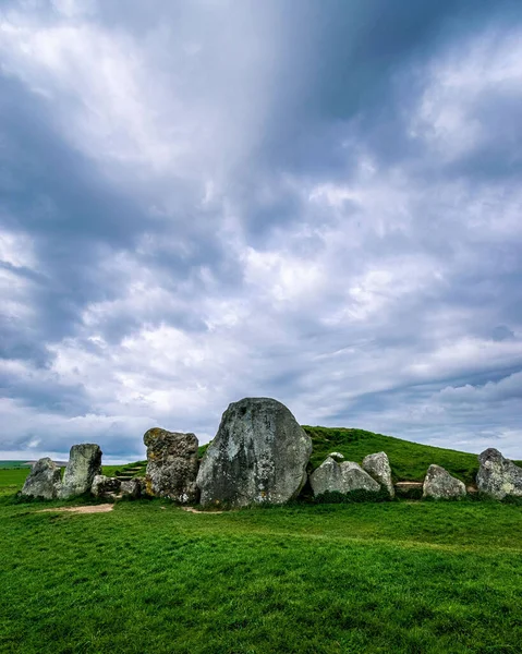 Vertical Shot Massive Stones Entrance West Kennet Long Barrow Avebury — Foto de Stock