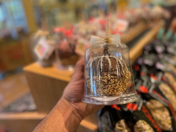 Grovetown Usa Retail Store Hand Holding Chocolate Covered Candy Apple — Stock Photo, Image