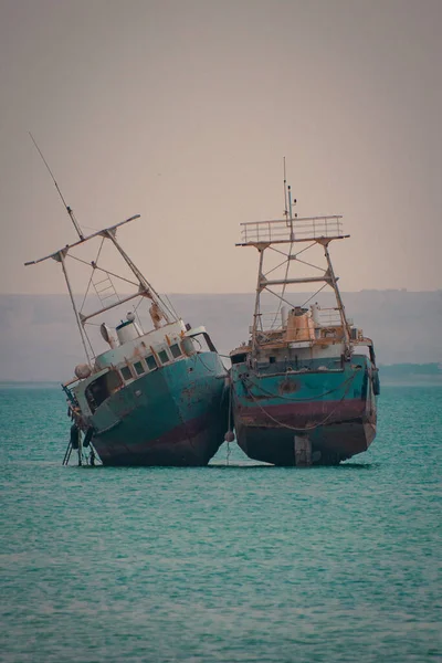两只船在水里互相碰撞的垂直镜头 — 图库照片