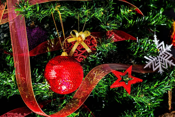 Closeup Sparkling Christmas Decorations Hanging Fir Tree — Fotografia de Stock