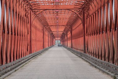 Tagus Nehri üzerindeki Chamusca Köprüsü ve Portekiz 'in Golega köyü ile Chamusca köyünü birbirine bağlar.