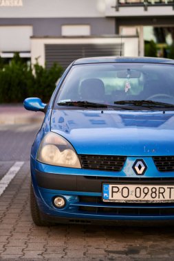 Polonya 'nın Zegrze bölgesindeki bir otoparkta mavi bir Renault' nun dikey görüntüsü.