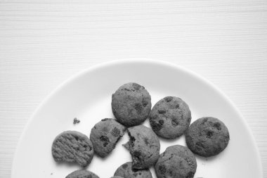 Kurabiyeli bir tabağın gri pulu