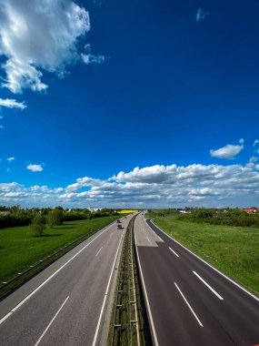 Yaz boyunca Almanya 'da Magdeburg yakınlarında otoyol