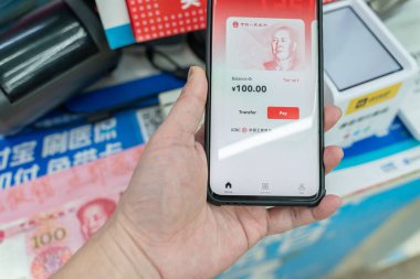 Chongqing, Çin-8 Mayıs 2022: Çinli müşteri dijital para birimini kullanarak, alışveriş merkezinde alışveriş yaparken cep telefonunda dijital yuan.