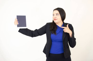 Tableti işaret eden genç bir İspanyol yönetici kadın.