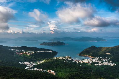 Gün ışığında güzel bir dağ manzarası