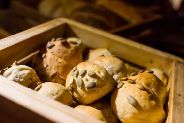 Tahta kutuların üzerindeki küçük ekmek parçalarının yakın plan çekimi.