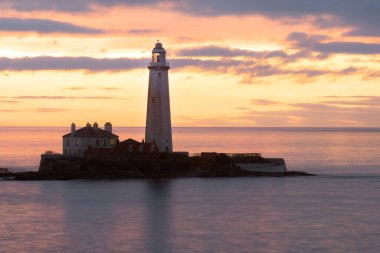 Deniz fenerinin büyüleyici manzarası manzaralı günbatımında