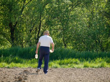 Emilia Romagna İtalya 'daki organik toprağa tohum eken güçlü İtalyan çiftçi.
