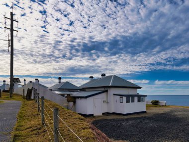 Yeşil Burun Halk Feneri 'nin bulutlu bir günde manzarası.