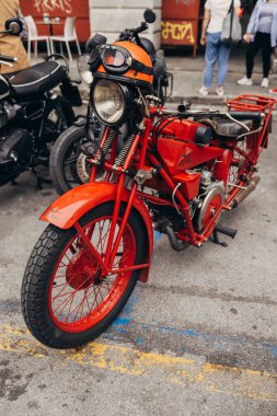 Üstün Centilmen Turu 'nda kırmızı bir motosikletin dikey çekimi prostat kanseri Cenova, İtalya' yla savaşmak için bağış toplama etkinliği.