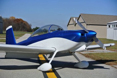 Pistte mavi bir minibüs.