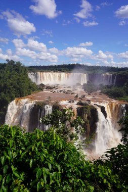 Arjantin 'in Misiones ilinin sınırındaki Iguazu Şelalesinin dikey çekimi