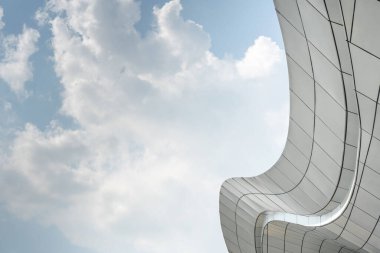 Günümüz modern binasının kenarı ve güneşli bir günde boş bulutlu gökyüzü.