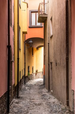 Öğleden sonra dar tarihi bir caddenin güzel bir görüntüsü.