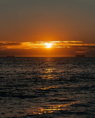 Manzaralı günbatımında büyüleyici bir deniz manzarası.