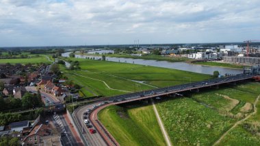 Ijssel nehri üzerindeki köprünün kuş bakışı görüntüsü. Hollanda 'da..