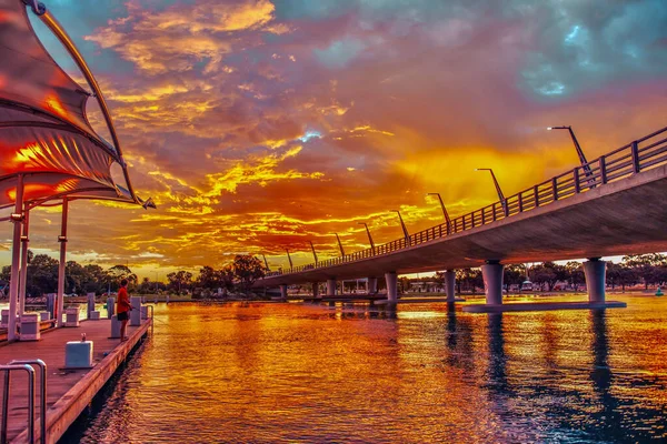 Mesmerizing View Guy Fishing Front Mandurah Bridge River Cloudy Sunset — Foto Stock