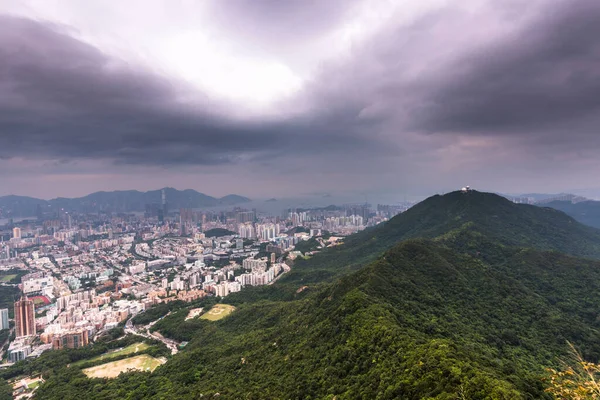 Een Prachtig Uitzicht Bergketens Stad Eronder Met Bewolkte Lucht Achtergrond — Stockfoto