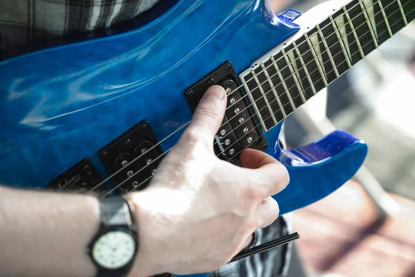 Man Playing Blue Electric Guitar Blurred Background — Fotografia de Stock