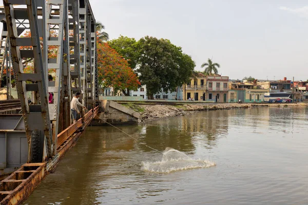 キューバのマタンザス州のユーリ川に注ぐベルサイユ橋の漁師たち — ストック写真