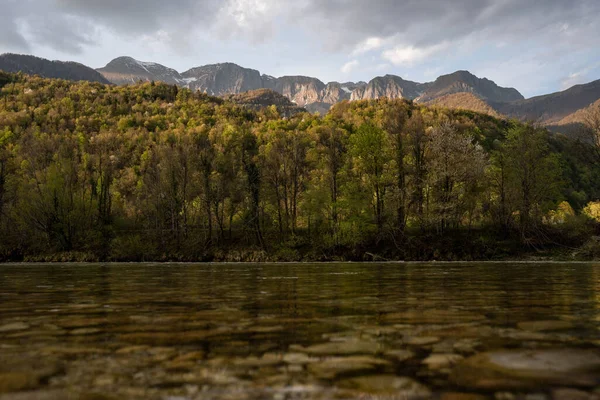 Beautiful View Calm Lake Surrounded Trees Mountains — Fotografia de Stock