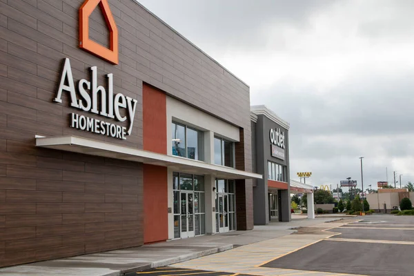 Augusta Usa Ashley Home家具店のアウトレット側のビューの入り口 — ストック写真