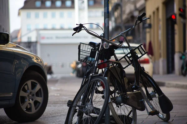 Ein Auto Und Die Fahrräder Einem Mast Der Straße Verschlossen — Stockfoto