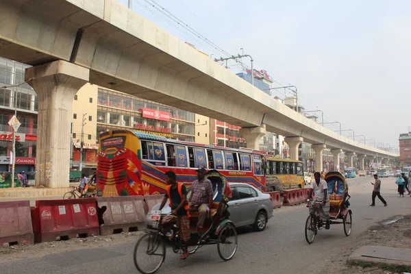 People Cycle Rickshaws Metro Rail Mirpur Dhaka Bangladesh — Stock Photo, Image