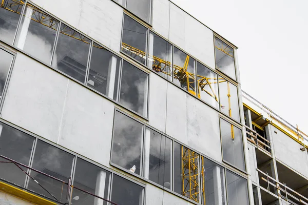 Rohglas Und Betonfassade Mit Baugerüst Auf Bürobaustelle — Stockfoto