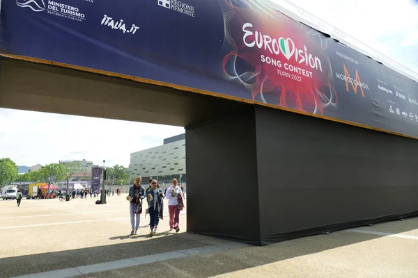 即将在都灵举行的欧洲歌唱大赛的会址前的会徽 — 图库照片