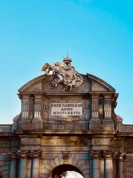Вертикальный Снимок Alcala Gate Мадриде Испания — стоковое фото