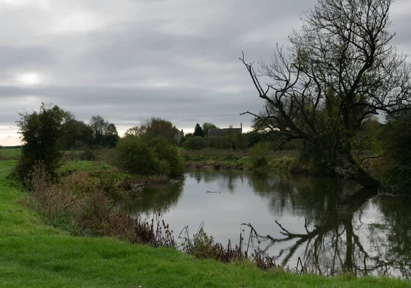 Green Lawn Bank River Thames Countryside Landscape Lechlade —  Fotos de Stock