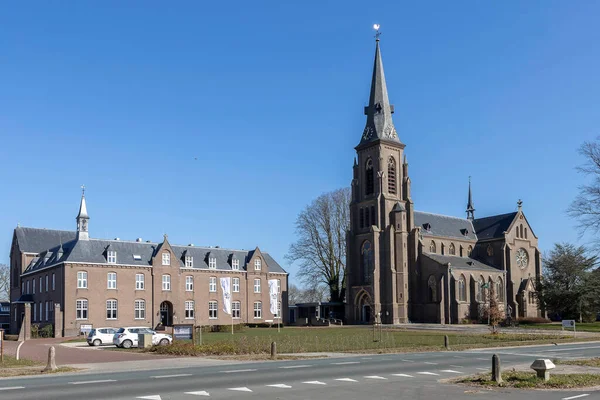 荷兰国家创伤中心旁边的天主教Antoniuskerk教堂和雕像博物馆 — 图库照片