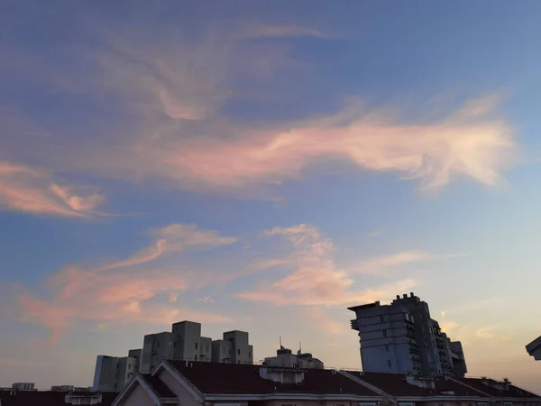 Une Vue Aérienne Construction Des Toits Sous Ciel Bleu Pendant — Photo