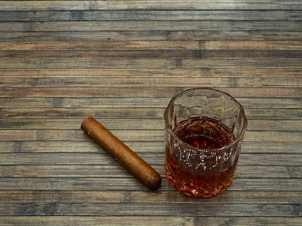 Vista Vicino Bicchiere Rum Sigaro Habana Abbinamento Perfetto Gli Amanti — Foto Stock