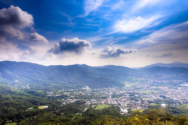 Vacker Utsikt Över Bergskedjor Och Stad Med Molnig Himmel Bakgrunden — Stockfoto