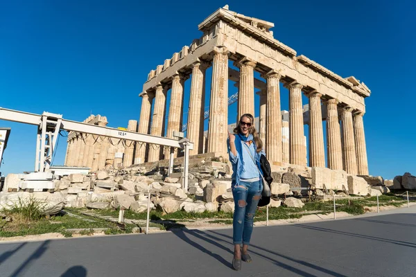 Tiro Vertical Uma Mulher Loira Caucasiana Posando Frente Acrópole Atenas — Fotografia de Stock